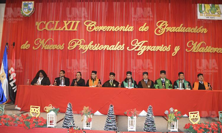 Celebran graduación de 124 profesionales de la UNA