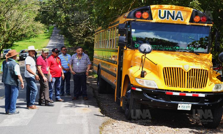 Sedes universitarias de la UNA reciben de manos del rector unidades de buses