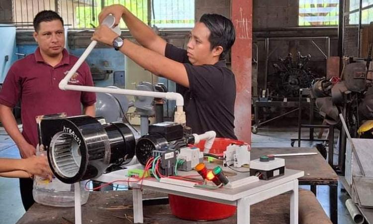 Estudiantes de Ingeniería Mecánica presentan innovadores proyectos