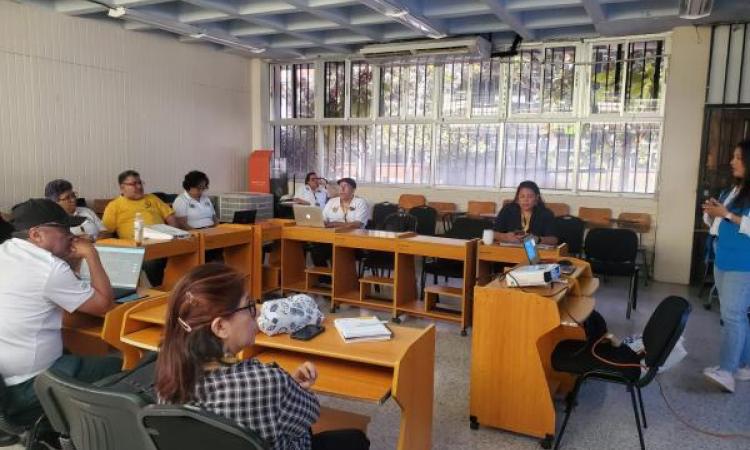 Profesionales de la Escuela de Periodismo recibieron taller sobre desplazamiento forzado del país