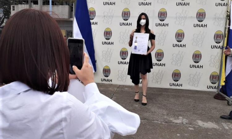 Autoridades felicitan a nuevos profesionales egresados de la UNAH