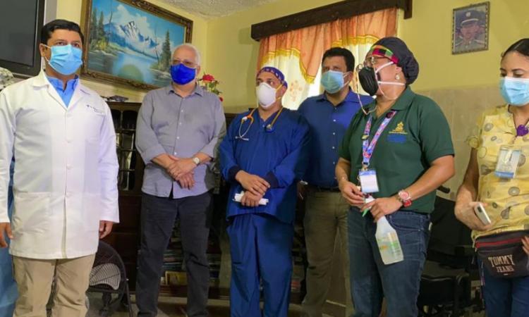 Rector Francisco Herrera Alvarado encabeza primeras brigadas de vacunación domiciliarias contra la COVID-19
