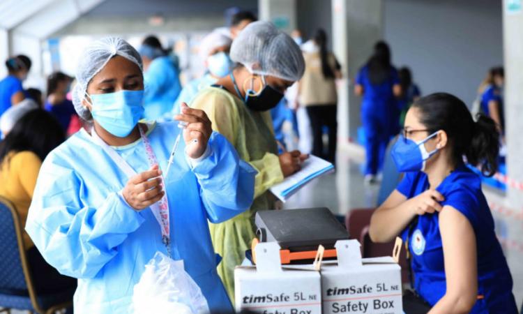Más de 900 estudiantes del área de salud fueron vacunados contra la COVID-19