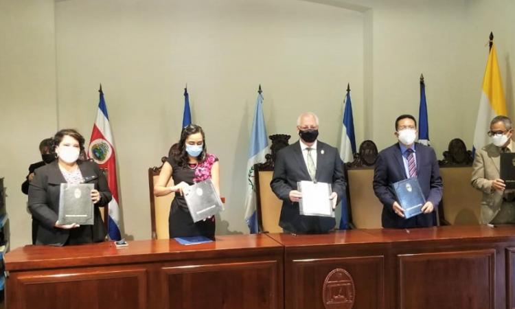 UNAH firma convenio marco de cooperación con el Parlamento Centroamericano y la Corte Centroamericana de Justicia