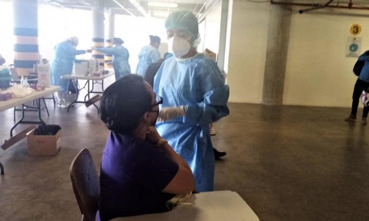 Con éxito culminó jornada de vacunación para docentes y empleados de la UNAH en Ciudad Universitaria
