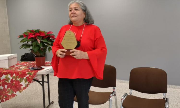 Dirección de Docencia reconoce trayectoria de 38 años de Rosa María Ortíz