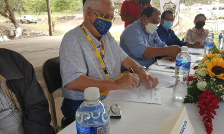 UNAH y Municipalidad de Esquías firman convenio de cooperación