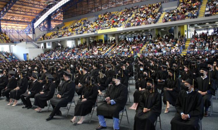 UNAH entrega mención honorífica a casi la mitad de sus nuevos graduados