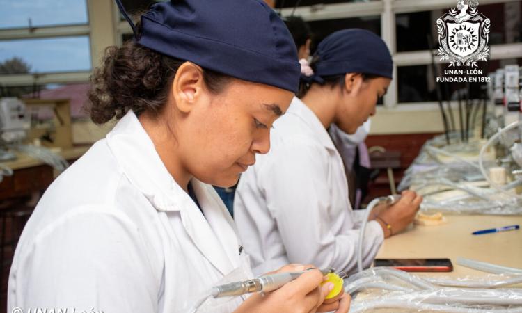 Nuevos equipos odontológicos fortalecerán el aprendizaje de estudiantes de la UNAN León  