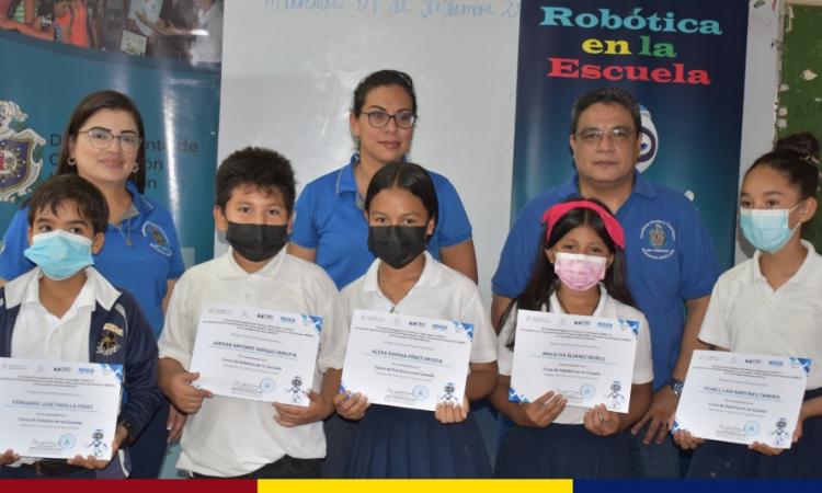 UNAN-León, entrega certificados de participación a protagonistas de los Talleres de Robótica en Mi Escuela.