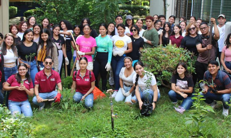 Futuros nutricionistas celebran su día con jornada de reforestación