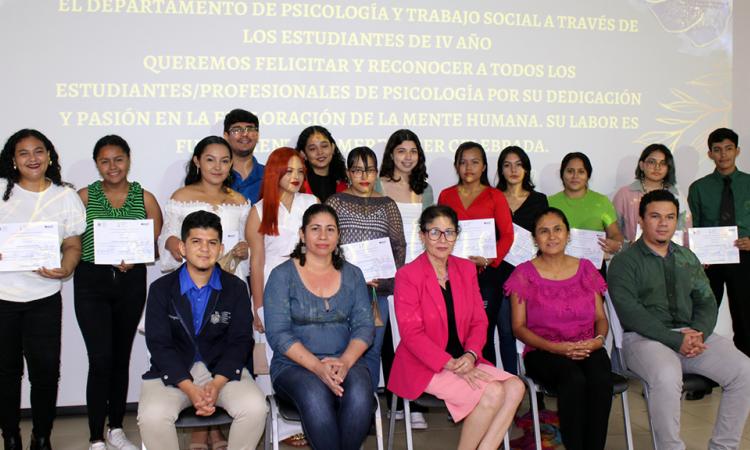 Estudiantes destacados de Psicología reciben reconocimiento