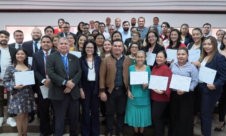 Profesionales reciben su diploma de acreditación como Oficiales de Cumplimiento