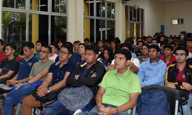  Estudiantes reflexionan, mediante charla, sobre el impacto de la AI en la ciberseguridad