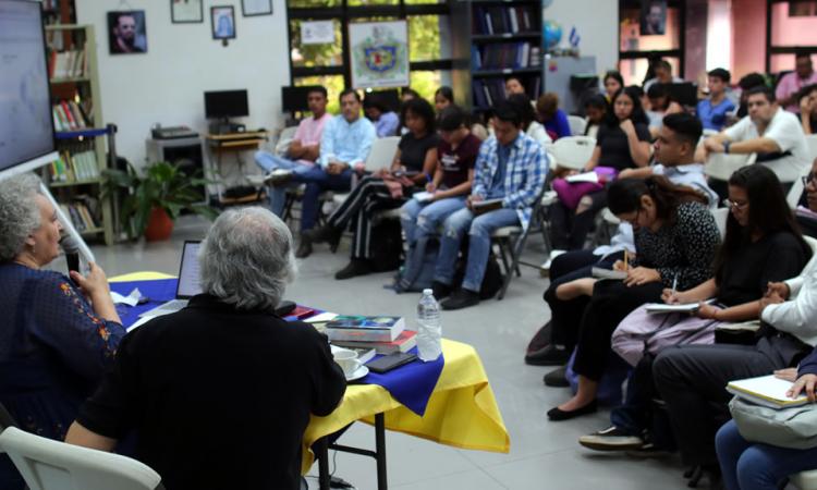 Estudiantes participan en espacio informativo y reflexivo sobre la construcción de un mundo multipolar