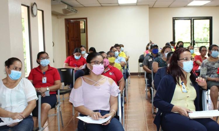 Trabajadoras de la UNAN-Managua reciben charla sobre la prevención del cáncer de mama
