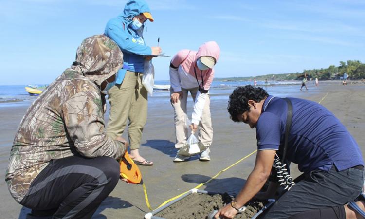 CIRA/UNAN-Managua y Paso Pacífico analizan suelos oceánicos