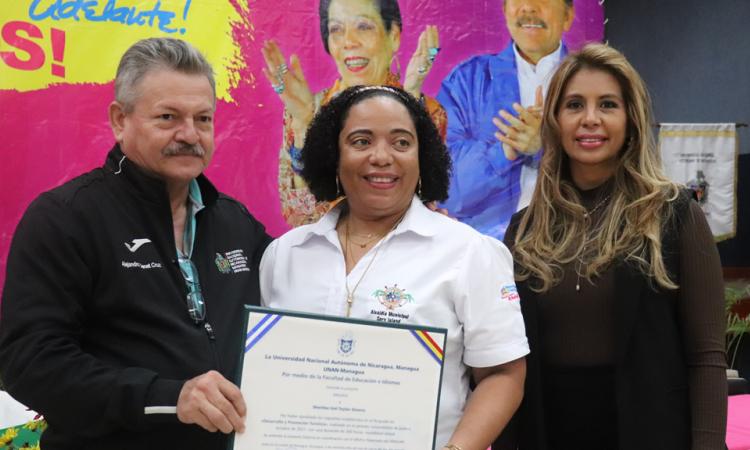 UNAN-Managua gradúa a 56 funcionarios de diversas instituciones del Estado