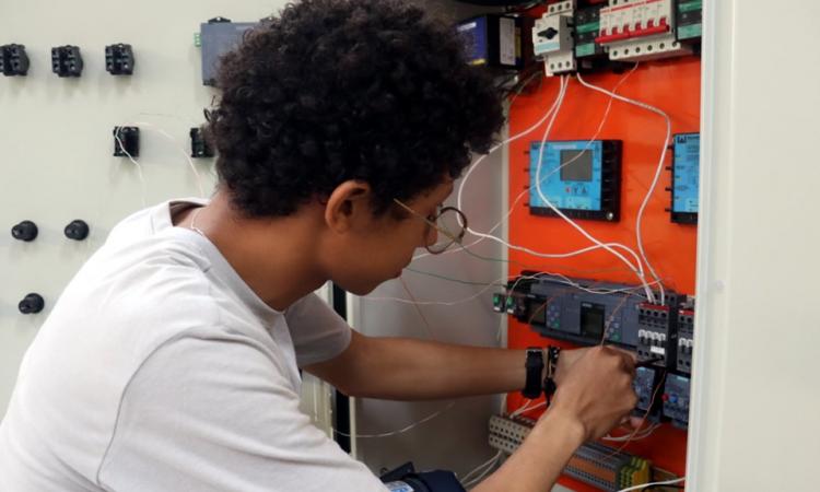 Estudiantes de Electrónica instalan paneles electrónicos como parte de sus prácticas