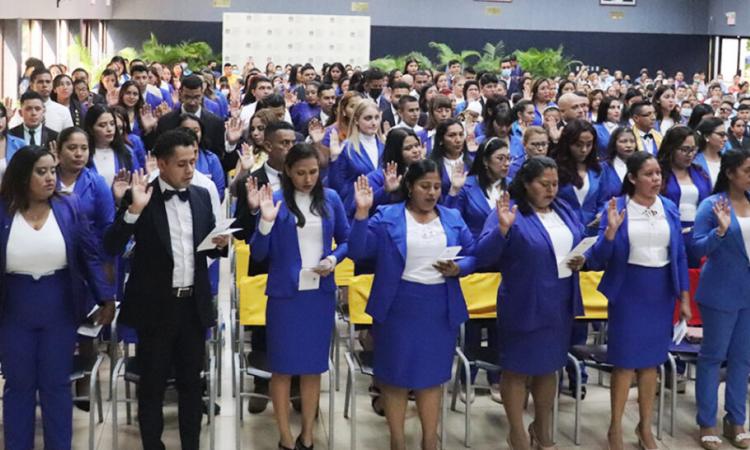 129 licenciados de Educación e Idiomas reciben título profesional