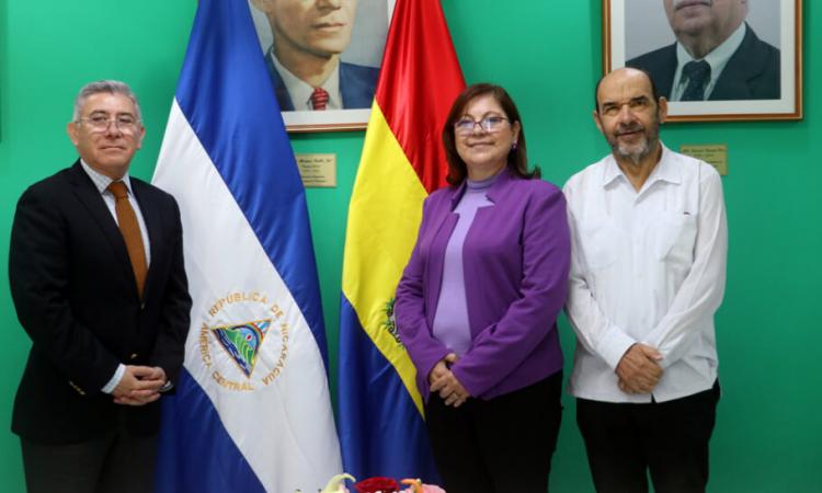 Autoridades universitarias reciben la visita del encargado de negocios de la Embajada de Chile 