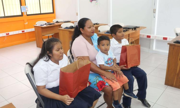 Sede Regional Chorotega UNA dona material en braille a niños de Upala con discapacidad visual
