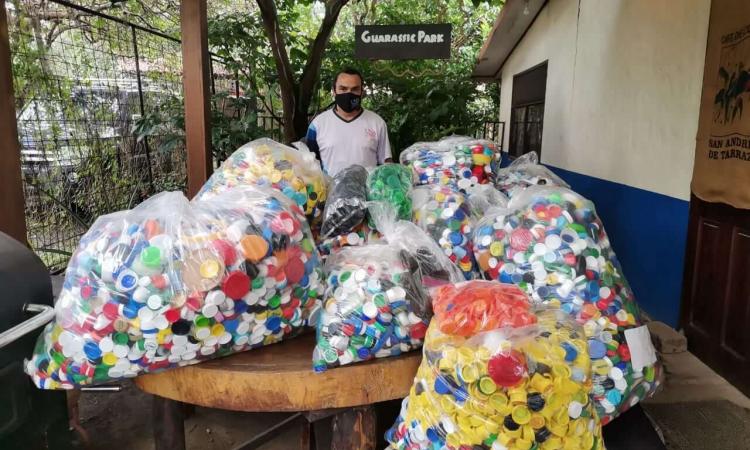 ¡Exitosa recolección de tapas plásticas por UNA Costa Rica accesible!