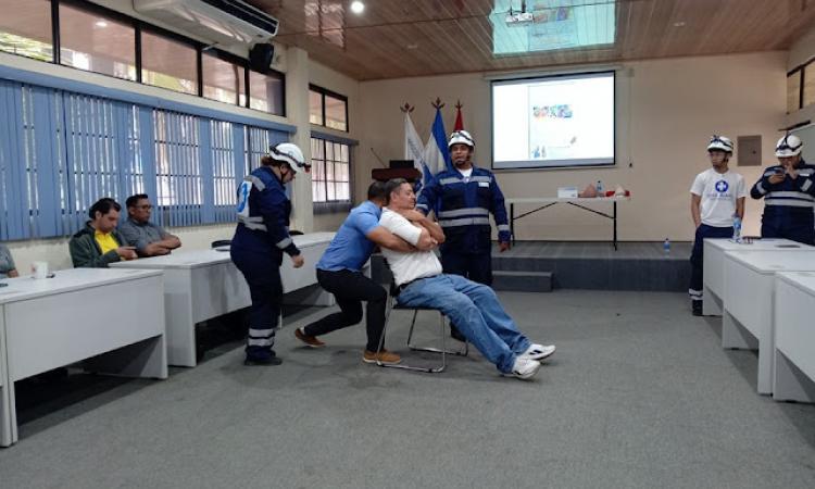 Brigadas de emergencia de la UNI se capacitan en Primeros Auxilios