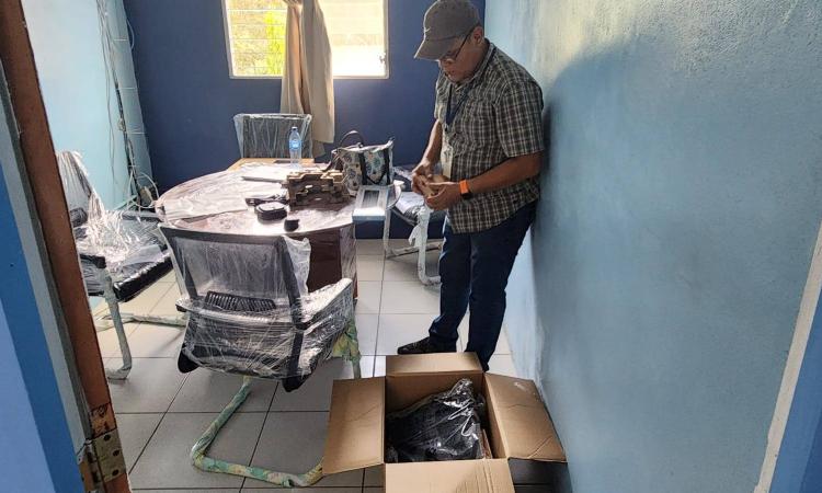 CUR UNI - Juigalpa recibió equipos tecnológicos y mobiliarios 