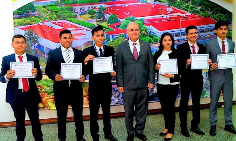 Graduados UNI ganan Premio BCN 2021