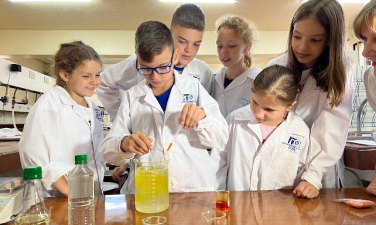 Niños rusos aprenden en laboratorios de la UNI