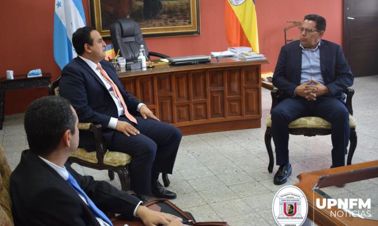 Embajador de El Salvador visita la UPNFM 
