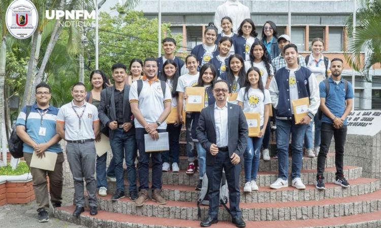 Estudiantes del centro de educación media gubernamental polivalente "Concepción de Guarajambala" visitan la UPNFM