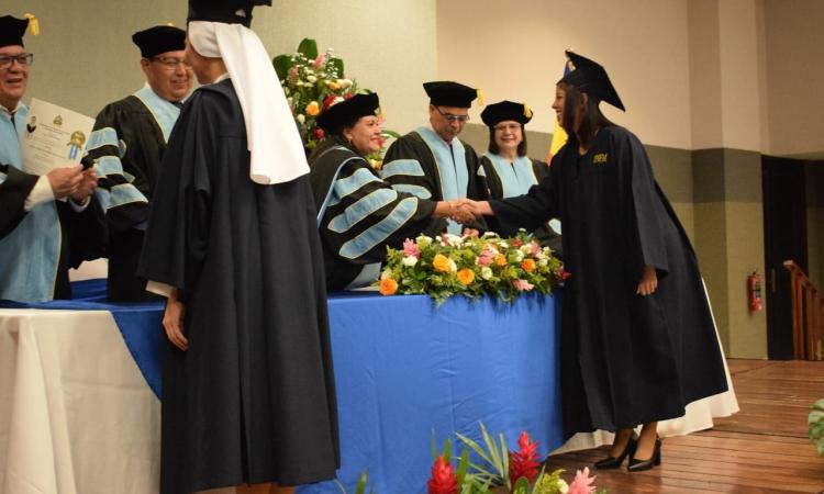 Rectora de la UPNFM celebra graduación de la promoción "Armando Euceda" en el CURSPS