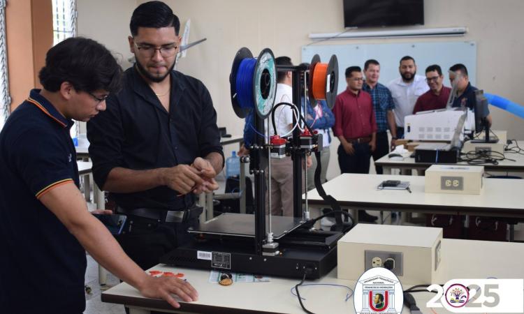 Educación tecnológica inaugura taller de grabado 3D 