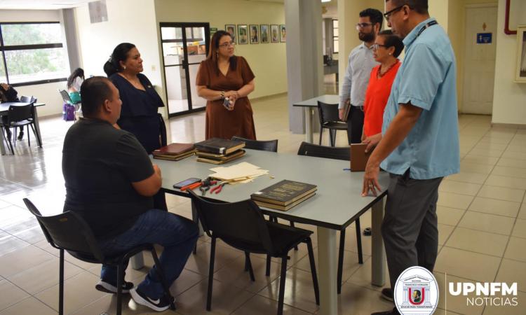 Rectora realiza recorrido por la Biblioteca Juan Antonio Medina Durón 