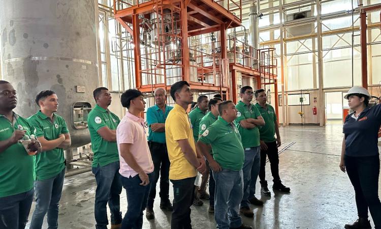 Estudiantes de la VREAD reciben capacitación sobre los procesos de producción de aceite de palma 