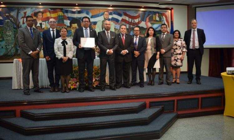 HCERES entrega certificado de acreditación a UPNFM
