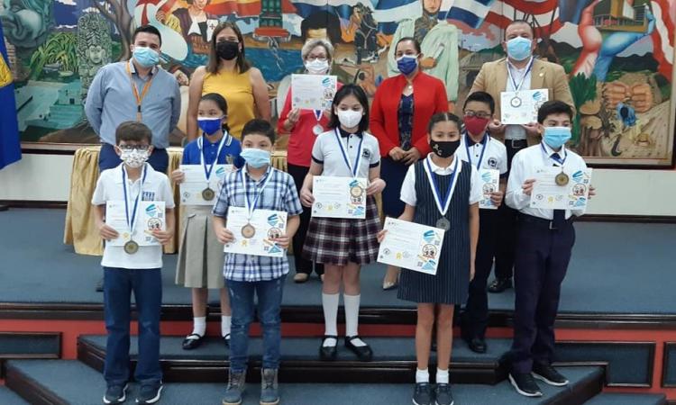 Premian ganadores de II olimpiada de matemáticas de II ciclo de educación básica 