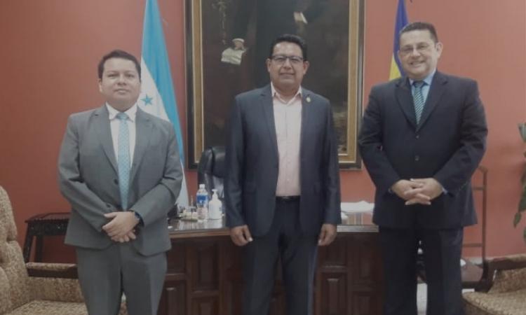Embajador de Perú visita la UPNFM