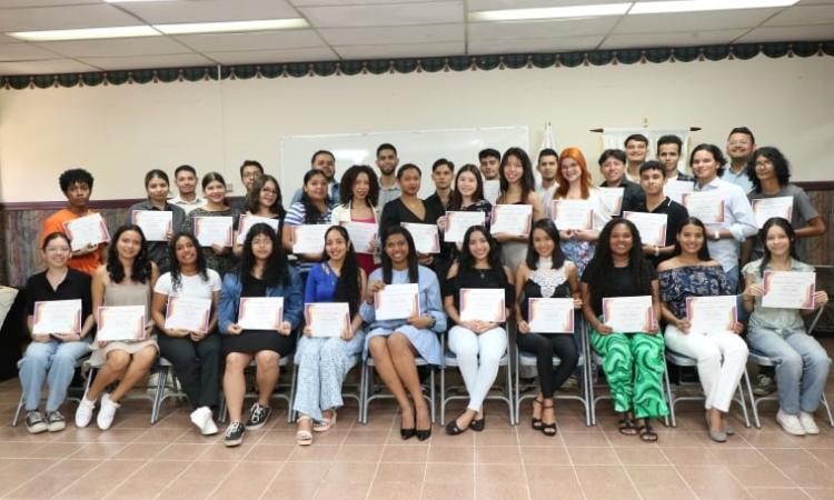 Entrega de Certificado al Mérito a estudiantes de la UTP Chiriquí