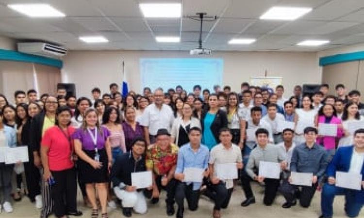Centro Regional de Panamá Oeste entrega Certificado de Mención Honorífica 2024