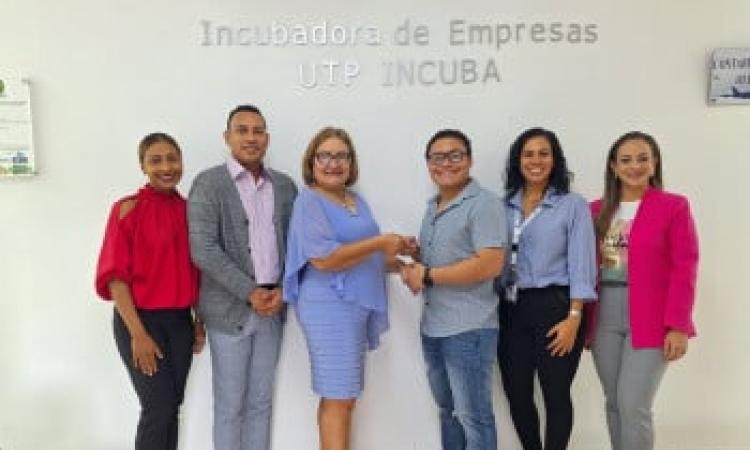 Entrega de llaves a estudiante emprendedor de UTP-Incuba