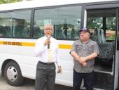 Rector entrega autobús al Centro Regional de Coclé