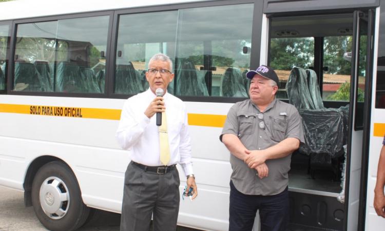 Rector entrega autobús al Centro Regional de Coclé