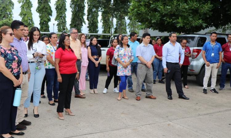 Centro Regional de Veraguas recibe autobús y equipos para emergencias médicas en manos del Rector