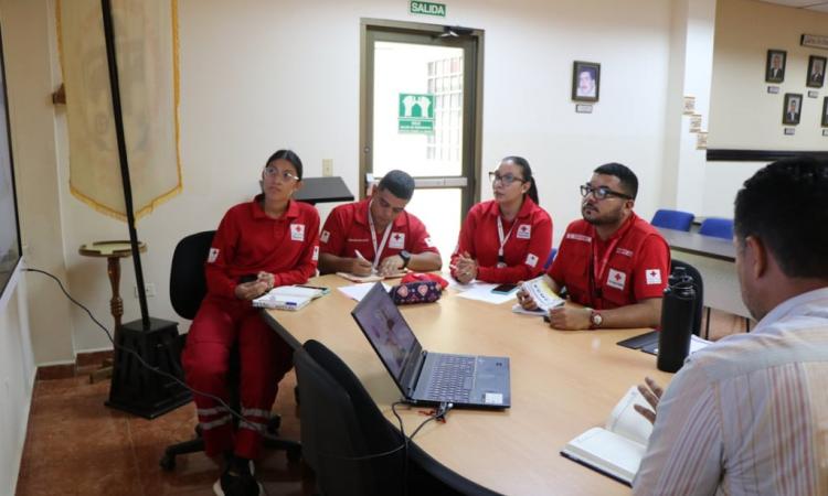 Acercamiento entre el Centro Regional de Veraguas y la Cruz Roja Panameña