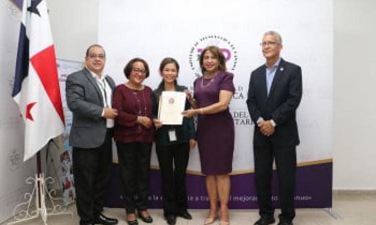 Entregan certificados de acreditación administrativa a funcionarios del Centro Regional de Coclé