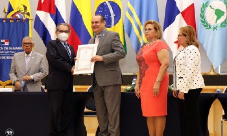 Ing. Héctor Montemayor recibe certificado de Reacreditación