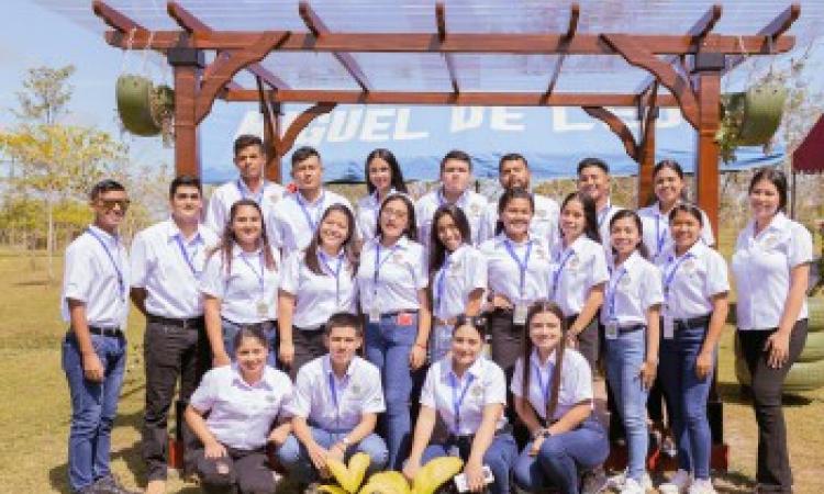 Estudiantes de la FII donan pérgola al Centro Regional de Veraguas